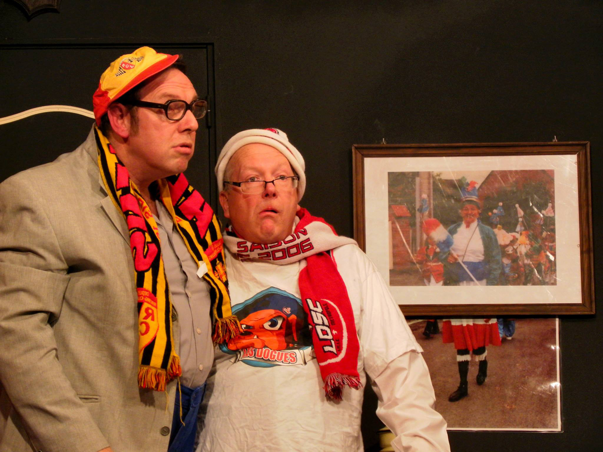 Photo de 2 hommes ivres, l'un est supporter de Lens, l'autre est supporter de Lille