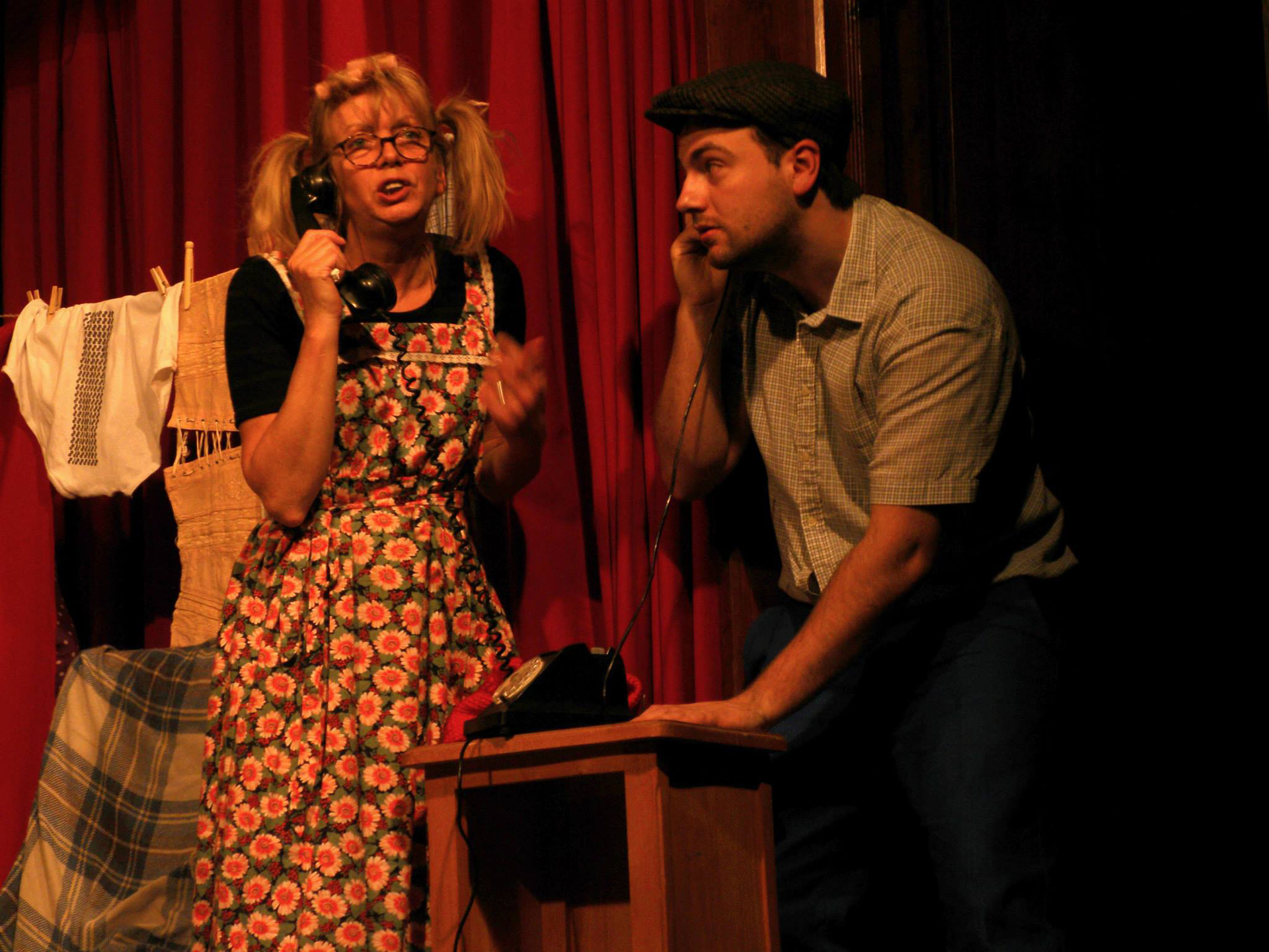 Photo de Alphonse et Zulma au télèphone participant à Question pour un ch'ti mi