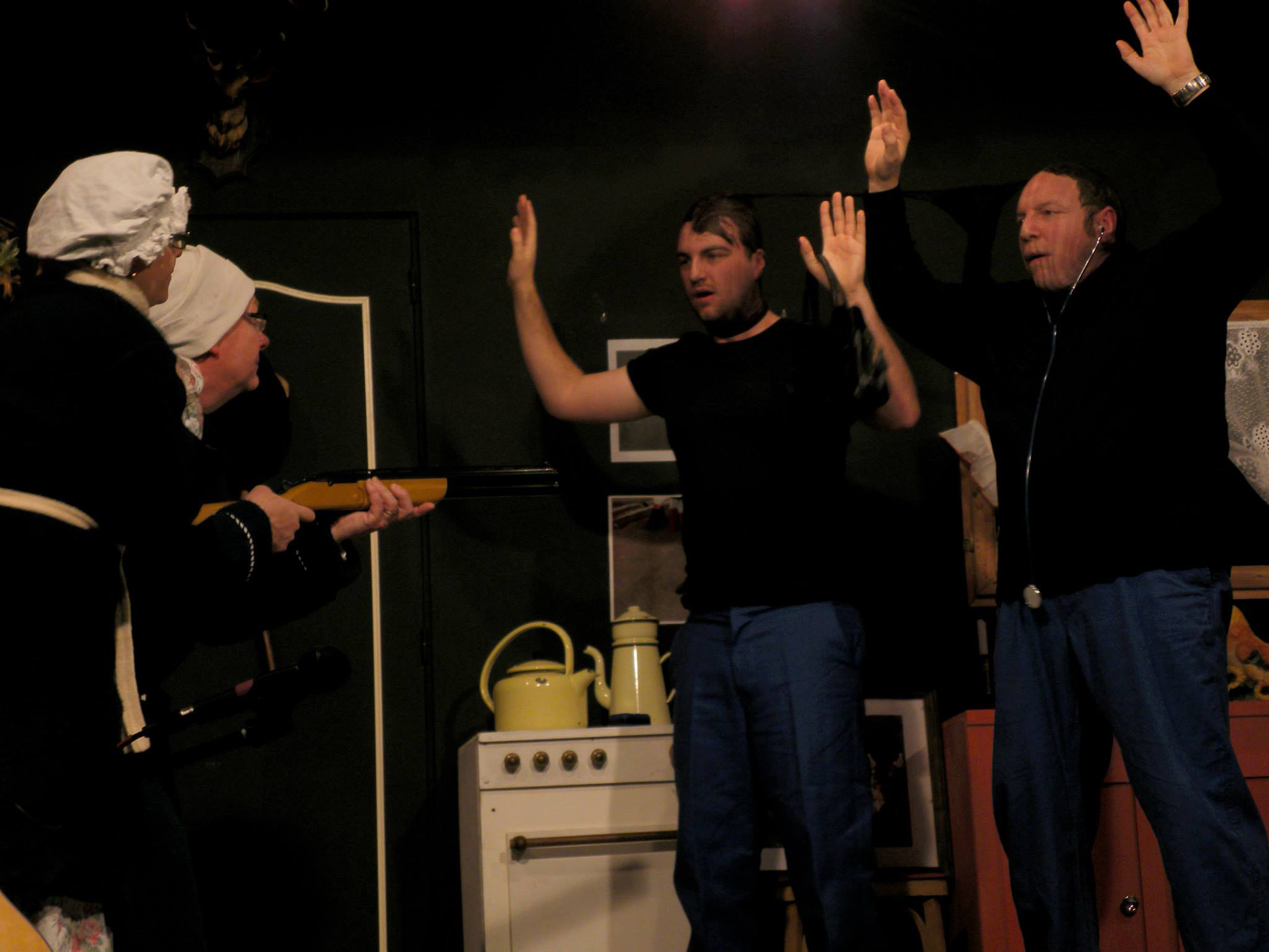 Photo de Alphonse et Zulma surprenant deux cambrioleurs chez lui