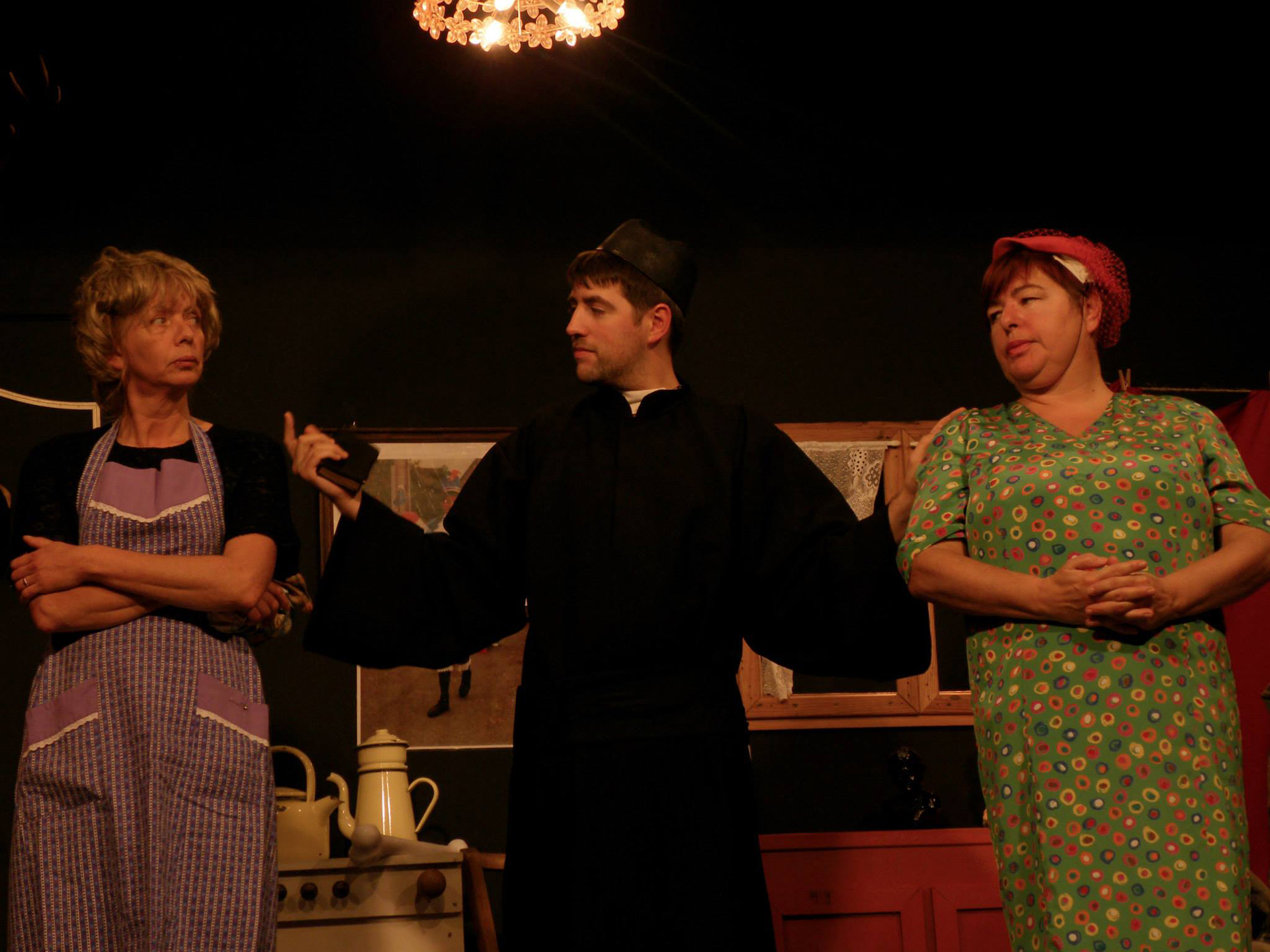 Photo du père Benoit entre Zulma et Julia, qu'il essaie de réconcilier