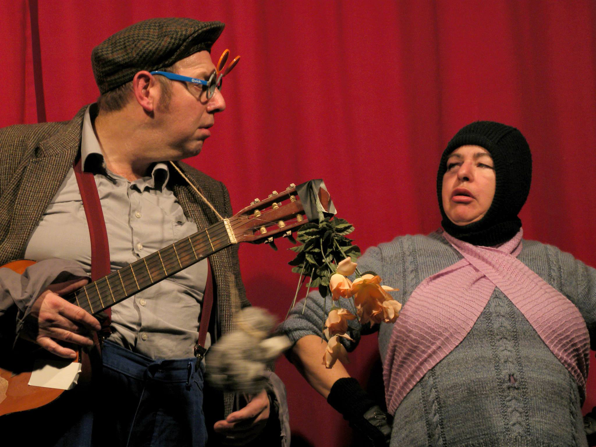 Photo de deux chanteurs des rues entrain de se crier dessus