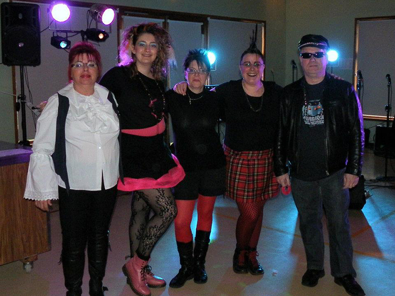 Photo de la troupe Si on c'Hantay déguisée à l'occasion de leur spectacle années 80