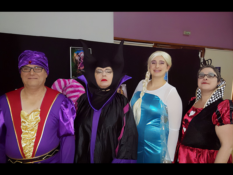 Photo de la troupe Si on c'Hantay déguisée à l'occasion de leur spectacle Disney