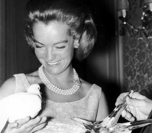 Romy Schneider recevant l'étoile de Cristal (première récompense française pour l'actrice)
